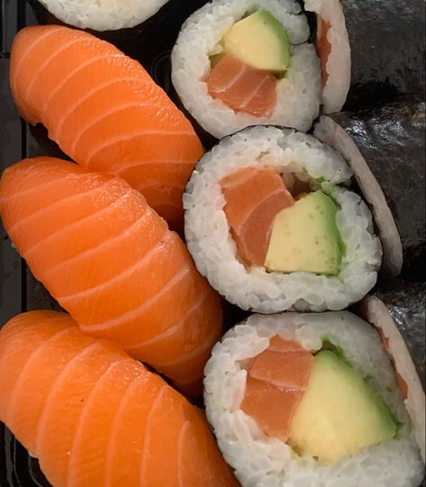 Salmon Sushi Aesthetic, Sushi Nigiri Aesthetic, Nigiri Sushi Aesthetic, Nigiri Aesthetic, Salmon Avacado, Healthy Food Lunch, Avocado Food, Sushi Aesthetic, Food Salmon