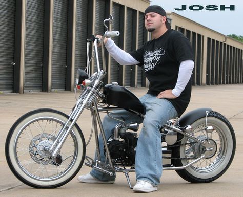 Kikker bobber 5150. These come in a kit, cheap, under 1500$ and in most states you dont need license, insurance, or registration to ride legally to work. They are 50cc, 125cc, and they have a 250cc. Bobber Motorcycle Diy, Bobber Kit, Custom Motorcycle Paint Jobs, Мотоциклы Harley Davidson, Sportster Bobber, Bicycle Engine, Bobber Style, Mini Chopper, Honda Cub