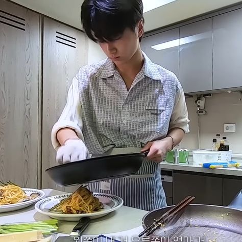 Jay Cooking Enhypen, Jay Cooking, Hot Kpop, Enhypen Jay, Jay Park, Sung Hoon, Jay, Quick Saves