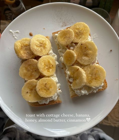 Cottage Cheese Aesthetic, Cottage Cheese Meals, High Protein Toast, Breakfast Ideas High Protein, Cottage Cheese Banana, Cottage Cheese Toast, Aesthetic Recipes, Morning Routine Aesthetic, Cottage Cheese Breakfast