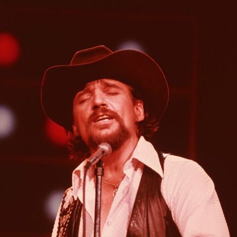 If You Love Outlaw Country Music You Will Ace This Quiz | MQ Waylon Jennings Quotes, Jessi Colter, Crazy Stories, Polite Society, Country Fan, Outlaw Country, Waylon Jennings, Country Music Videos, Castor Oil For Hair