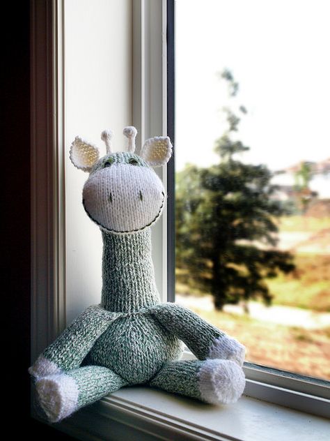 Sock Giraffe.  Like a sock monkey, but even cuter....maybe I can figure out how to make this in time for camp....that is if anyone is interested in making one.... Sock Giraffe, Toy Giraffe, Small Stuffed Animals, Sock Doll, Sock Dolls, Sock Toys, Sock Crafts, Diy Socks, Giraffe Pattern