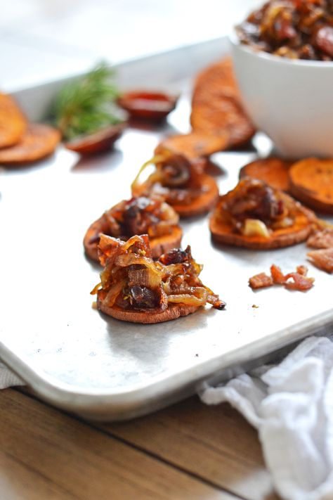 Caramelized Onion & Bacon Compote on Sweet Potato Crostini - Little Bits of... Sweet Potato Crostini, Bacon Dates, Hors Devours, Whole30 Meals, Dinner Party Appetizers, Paleo Appetizers, Sweet Potatoe Bites, 30 Challenge, Paleo Foods