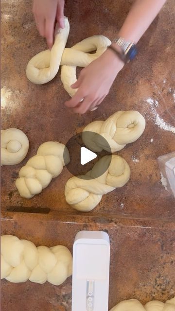 Sweet Bread Dough, Cinnamon Challah Bread, Filled Bread Recipes, Bread Shapes Ideas Simple, Challah Recipe, Twisted Bread Recipes, How To Make Challah Bread, Mini Challah Bread, Jewish Bread Challah