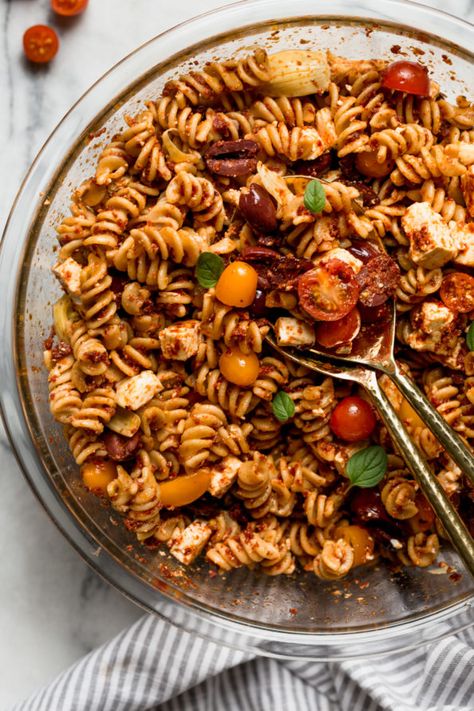 sundried tomato pasta salad (only 6 ingredients!) - plays well with butter Sundried Tomato Pasta Salad, Salad Appetizer Cups, Tomato Pasta Salad, Sundried Tomato Pasta, Main Recipes, Mediterranean Pasta, Pasta Salad Dressing, Food Boards, Easy Pasta Salad Recipe