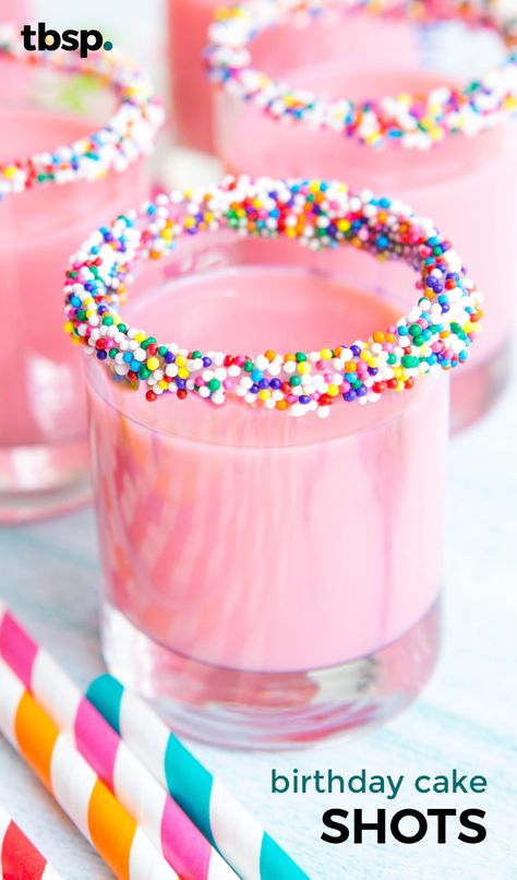 Bright pink shots that taste just like birthday cake! Simply rim shot glasses with frosting and sprinkles, then shake together these sweet and boozy birthday drinks. Pink Shots, Birthday Cake Shots, Cake Shot, Tequila Rose, Cake Shots, Pink Birthday Cake, Birthday Shots, Pudding Shots, 21st Cake