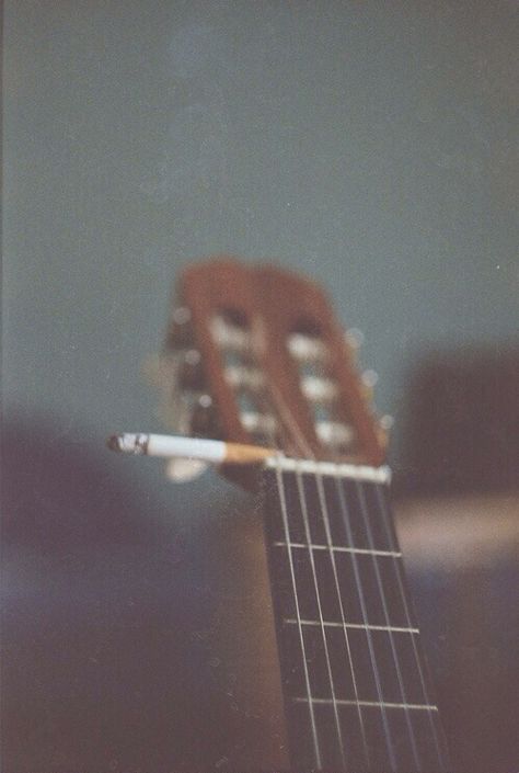 Guitar // smoke Niels Schneider, Guitar Photography, Easy Guitar, Guitar Tips, I'm With The Band, Mötley Crüe, Bioshock, Music Aesthetic, Music Guitar