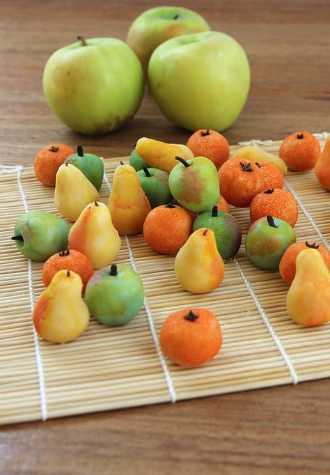 Diy Marzipan, How To Make Marzipan, Marzipan Candy, Marzipan Recipe, Marzipan Fruit, Almond Paste, Oreo Dessert, Green Food Coloring, Cannoli