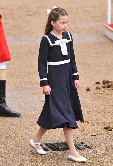 Charlotte Windsor, Princess Charlotte Dresses, Prince Charlotte, Palace Balcony, Princesa Charlotte, Looks Kate Middleton, Princesa Real, Prins William, Royal Girls