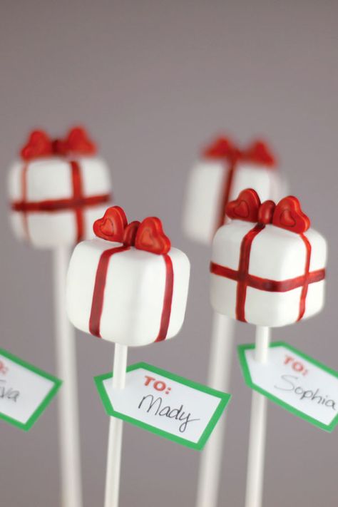 Christmas Present Cake, Christmas Cake Pops Recipe, Cake Pop Receita, Holiday Cake Pop, Cake Pop Designs, Christmas Cakes Easy, Present Cake, Cake Pop Decorating, Holiday Desserts Table