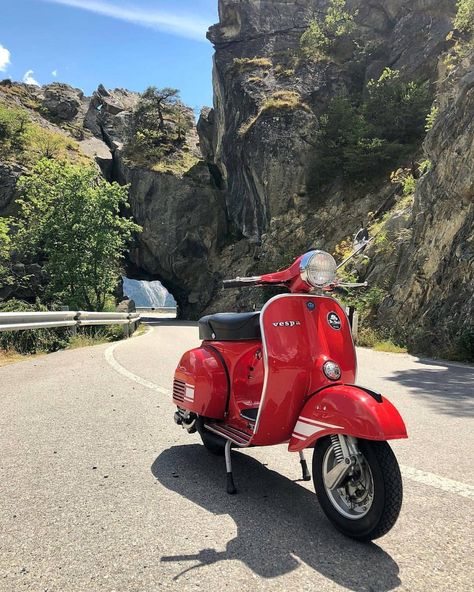 | YOU'RE A VESPA LOVER | auf Instagram: „| You're a Vespa Lover |❤ Photo by: @gigalcartoons ------------------------------------------------------------- TAG:…“ Captions Instagram Aesthetic, Vespa 200, Vespa Tuning, 49cc Scooter, Vespa Vintage Italy, Vespa Gt, Red Vespa, Vespa S, Lover Photo