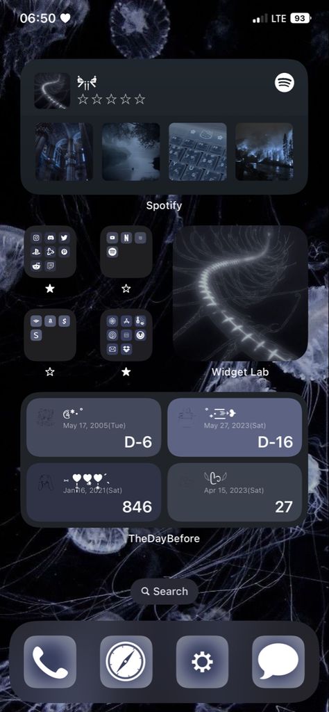 homescreen grunge iphone design inspo Ifone Wallpapers, How To Make Your Iphone Aesthetic, Home Screen Ideas Y2k, Home Screen Dark Aesthetic, Grunge Homescreen Layout, Wallpaper Theme Ideas, Phone Home Screen Layout, Dark Blue Homescreen Layout, Cybercore Phone Layout