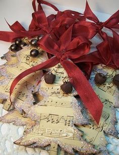 I love these Christmas tree ornaments made with sheet music and glitter. Would make fabulous gift tags, too. Natal Country, Jul Diy, Hantverk Diy, Winter Presets, Photo Presets, Magic Christmas, Handmade Holiday Gifts, Homemade Christmas Decorations, Dark White