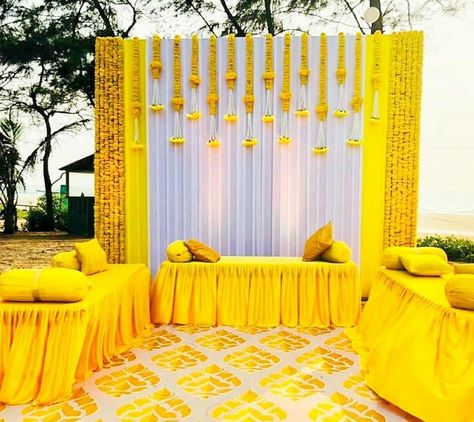 Modern Haldi Ceremony Decor Ideas Pithi Decoration, Haldi Setup Decor, Haldi Mehndi Decoration, Mehendi Setup, Haldi Decoration Ideas At Home, Haldi Function Decoration, Mehndi Stage Decor, Casual Wedding Decor, Haldi Decoration Ideas