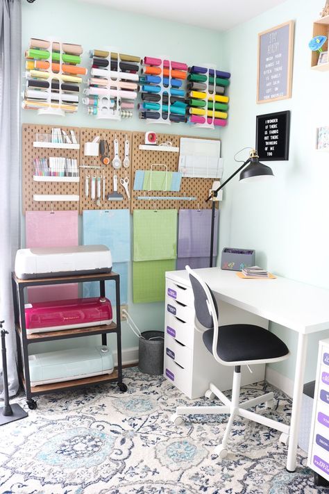 Home Office Cricut Ideas, Cricut Home Office, Simply Tidy Craft Room, Craft Room Ideas Cricut, Small Craft Area Ideas, Craft Corner Ideas Small Spaces, Small Space Craft Room, Craft Room Peg Board, Small Craft Room Ideas