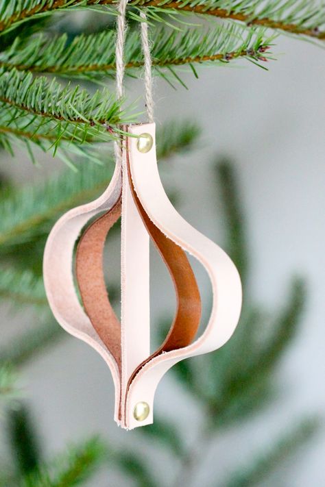 Diy Leather Ornaments, Leather Christmas Ornaments, Leather Ornaments, Navidad Natural, Diy En Cuir, Leather Christmas, Collars Diy, Diy Christmas Ornament, Diy Christmas Tree Ornaments