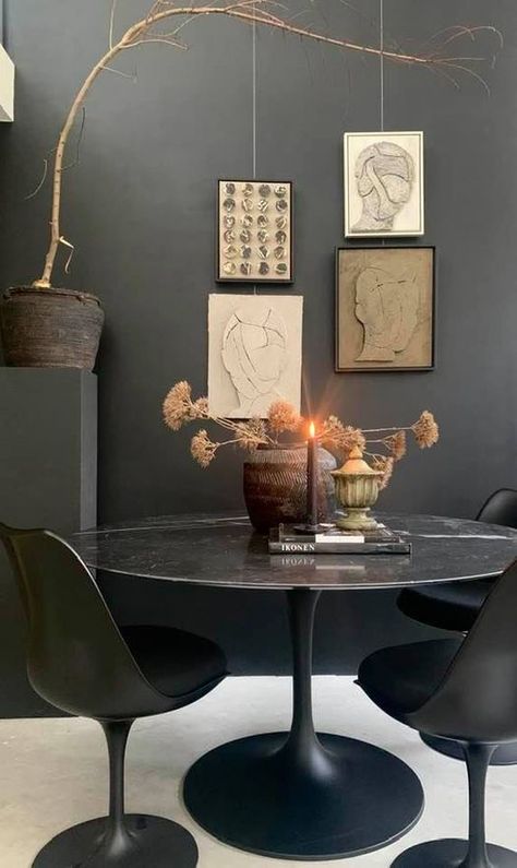 Saarinen table Saarinen chairs Tulip Table Tulip Chairs Knoll Saarinen Table, Saarinen Tulip Table, Saarinen Dining Table, Saarinen Table, Tulip Table, Natural Interior, Dark Walls, Table Black, Black Table