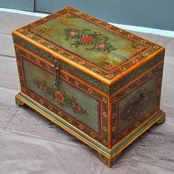 Painted Dollhouse, Wood Objects, Chest Ideas, Mango Wood Coffee Table, Painted Trunk, Norwegian Rosemaling, Painted Wooden Boxes, Painted Chest, Paint Storage