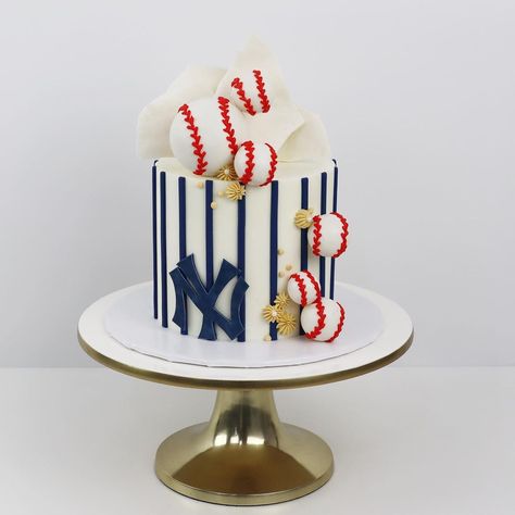 Yankee Cakes Birthdays, New York Yankees Cake Ideas, Yankees Theme Birthday Party, Yankees Cake Ideas, Yankee Birthday Party Ideas, Baseball Theme Birthday Cake, Ny Yankees Cake, Yankee Baseball Cake, Birthday Cake Baseball