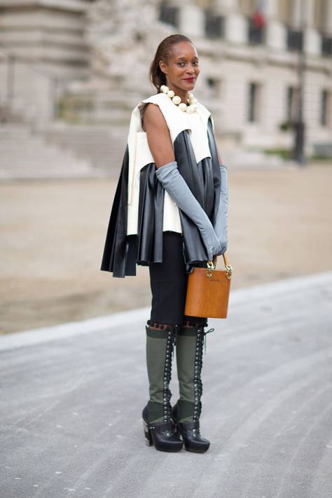 Parisian chic: these street style looks add just the right amount of French flair. Michelle Elie, Aura Fashion, Violet Aura, Fashion Is Art, Paris Street Style Fall, Street Style Paris Fashion Week, New Outfit Ideas, Street Style Fall Outfits, Fashion Week Spring 2014