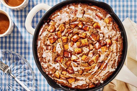 This TikTok-Famous Apple Skillet Cake Is Too Easy and Delicious to Ignore | Wine Enthusiast Apple Skillet Cake Recipe, Apple Skillet Dessert, Apple Cast Iron Dessert, Apple Skillet Cake, Apple Fritter Skillet Cake, Apple Skillet, Apple Fritter Cake, Fall Eats, Skillet Cake