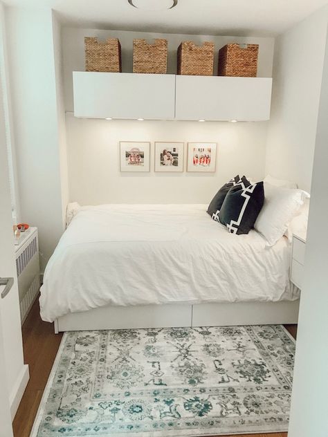 Small Room Ideas No Windows, Small Nyc Room Ideas, Cozy Nyc Apartment Bedroom, Bed Against Wall Decor, Nyc Room Ideas, Small White Room Ideas, Small Nyc Bedroom Ideas, Nyc Bedroom Ideas Small Spaces, College Bedding Ideas