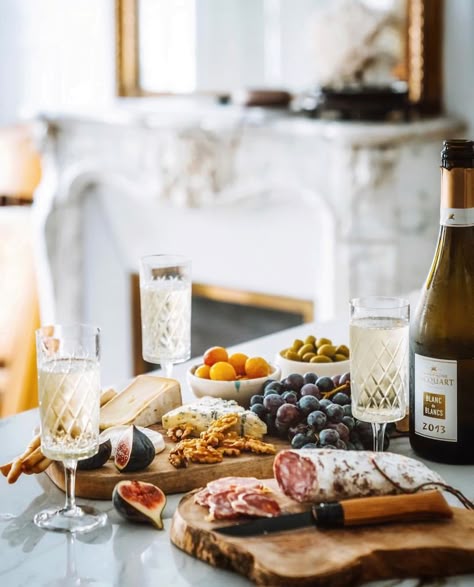 I'm French, Here's How To Host The Perfect French Apéritif French Dinner Parties, French Appetizers, French Cocktails, Catching Up With Friends, French Party, Dinner Club, French Lifestyle, Dinner Party Themes, Dinner Party Menu