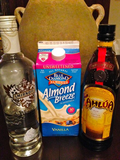 skinny White russian ingredients White Russian Recipe, Shots Drinks, Recipe With Milk, Keto Alcohol, Caribbean Drinks, White Russian Recipes, White Russian Cocktail, Boozy Chocolate, Special Drinks