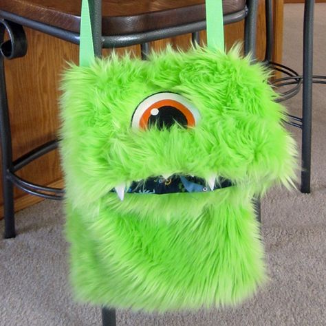 DIY Fuzzy Monster Bag Felt Tote Bag, Felt Tote, Bags Diy, Diy Tote Bag, Fake Fur, Diy Bag, Sewing Patterns, Felt, Sewing