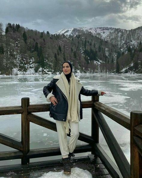 Winter Hijab Outfits, Snow Ideas, Snow Outfits, Korea Winter, Hijab Inspiration, Hijabi Fits, Modern Hijab, Modern Hijab Fashion, Modest Fashion Hijab