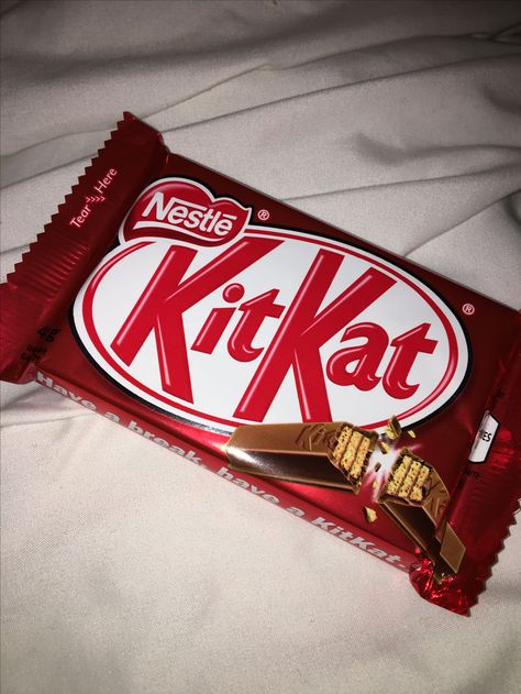 Kitkat Snap, Kitkat Lover, Chocolate Lovers Quotes, Kitkat Chocolate, Kit Kat Flavors, Chocolate Pictures, Tumblr Food, Dairy Milk Chocolate, Food Art Photography