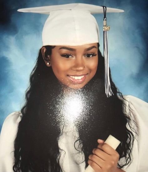 I wish my graduation pic was snatched like this!! Congrats Queen Graduation Preparation, Academic Achiever, Senior Pictures Hairstyles, Senior Picture Makeup, Senior Szn, Graduation Look, Bangs Ponytail, Unice Hair, Half Up Half Down Hair Prom