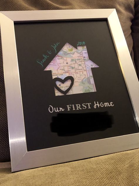 Diy First Home Gifts, First Home Sign Ideas, Diy New Home Gift, First Day In New House, New Home Diy Gift, House Warming Gift Ideas Diy, House Warming Cricut Ideas, Cricut House Warming Gift, First Home Gift Ideas Couple