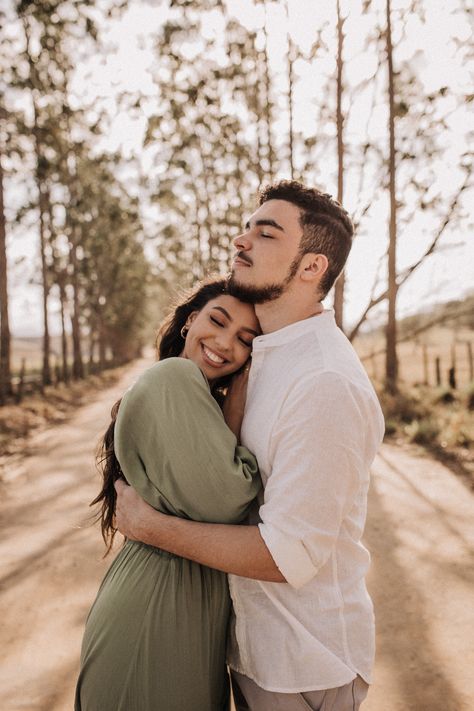 Wedding Fotos, Wedding Portrait Poses, Couple Engagement Pictures, Pre Wedding Shoot Ideas, Pre Wedding Photoshoot Outdoor, Engagement Pictures Poses, Indian Wedding Photography Poses, Pre Wedding Poses, Engagement Photo Poses