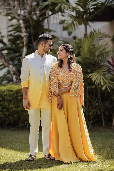 Indian Bride And Groom Outfits Matching For Haldi, Haldi Ceremony Outfit Bridegroom, Maharashtrian Haldi Couple Outfits, Haldi Couple Dress, Groom Indian Haldi Outfits, Haldi Groom Dress, Latest Haldi Outfit For Groom, Men’s Haldi Outfit, Wedding Dress Groom Indian