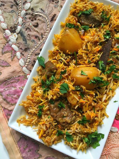 Lamb Biryani Recipe, Sindhi Biryani, Beef Biryani Recipe, Aloo Tikki Recipe, Lamb Biryani, Beef Biryani, Hearty Food, Veg Pulao, Gosht Recipe