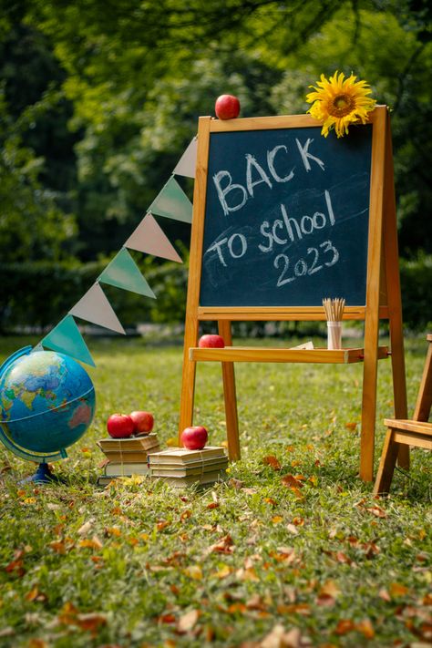 First Day School Photoshoot, Back To School Minis, Back To School Mini Session Ideas, Kindergarten Photoshoot, Back To School Mini Session, Back To School Photoshoot, School Photo Ideas, Kindergarten Photos, School Photoshoot