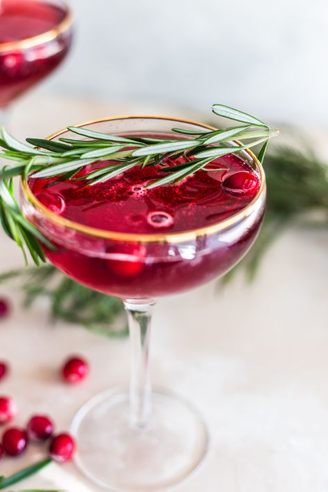 Prosecco with Cranberry Juice - NattWrobel Cranberry Juice Cocktail, New Years Dinner, Low Carb Drinks, Cranberry Cocktail, Cocktail Cup, Easy Drink Recipes, Christmas Brunch, Perfect Cocktails, Low Carbohydrates