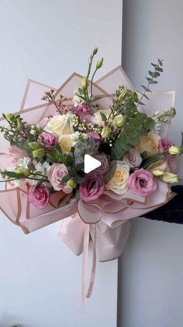 Elegant Flower Bouquet Gift, Presentation Bouquet Graduation, Floral Bouquets Wrapped In Paper, Wrapping Flower Bouquet, Wrapping Flowers In Paper, Flower Bouquet Wrapping Ideas, How To Wrap Flowers In Paper, How To Wrap A Bouquet, Flower Wrapping Ideas