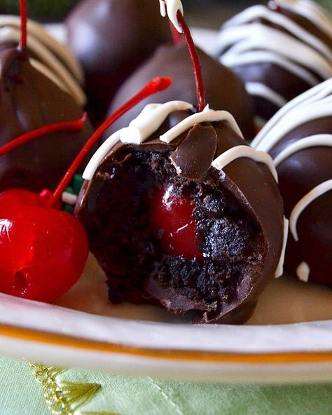 Surprise! I stuffed a juicy maraschino cherry inside an Oreo ball 🙌🏻 These OREO TRUFFLE CHERRIES are sinfully delicious with a sweet… | Instagram Easy Oreo Truffles, Oreo Cookie Truffles, Caramel Bacon, Maple Caramel, Oreo Truffle, Oreo Truffles Recipe, Dessert Truffles, Dessert Oreo, Sweet Milk