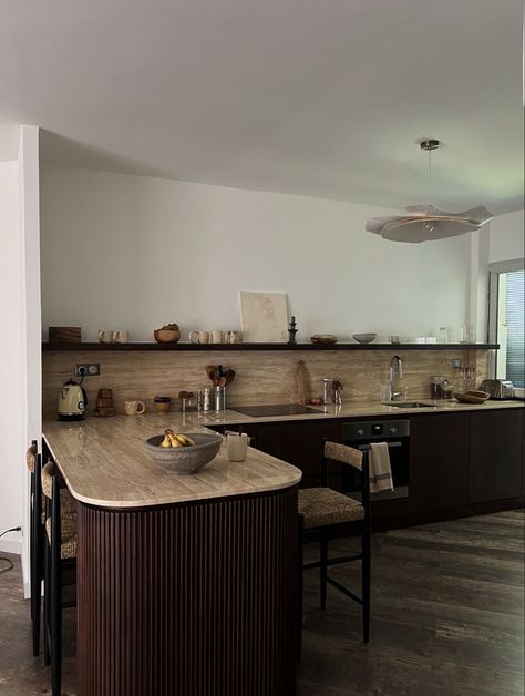 Kitchen Brown, Marble Island, Rustic Bowls, Apartment Decor Inspiration, Open Layout, Design Del Prodotto, Dream Apartment, Dream House Interior, Apartment Inspiration