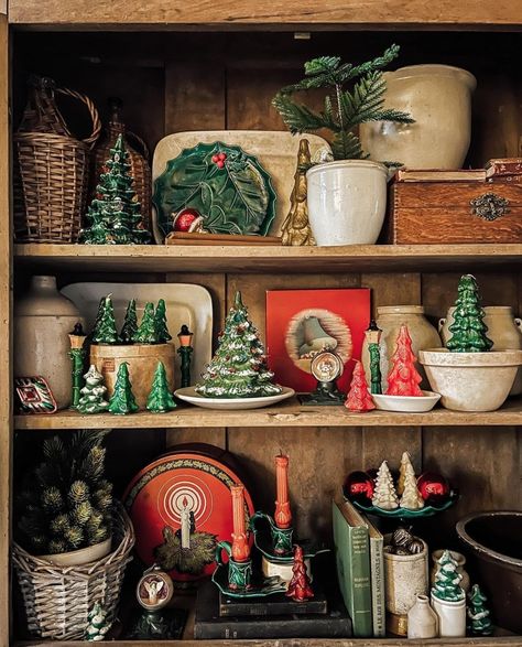 Cottage Core Christmas, Christmas Booth, Christmas Vignettes, Winter Desserts, Decor Shabby Chic, Cottage Christmas, Christmas Inspo, Christmas Style, Antique Christmas