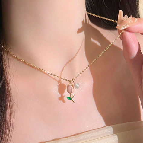 1pc Tulip Faux Pearl Necklace Female Summer Senior Design Sense Small Niche Bead Pendant Light Luxury Clavicle Chain Elegant Socialite Bead Pendant Light, Senior Design, Korean Fashion Kpop Inspired Outfits, Korean Fashion Kpop, Aesthetic Jewelry, Bead Pendant, Faux Pearl Necklace, Aesthetic Colors, Beaded Pendant