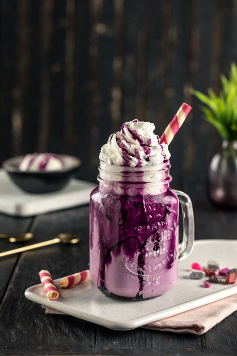 Easy Milkshake, Milkshake Ideas, Carb Breakfast Ideas, Frappe Recipe, Delicious Ice Cream, Milkshake Recipes, Chocolate Caliente, Food Wallpaper, Food Drinks Dessert