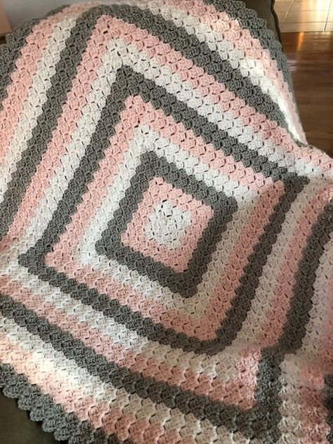 C2C in the round (c) Crochet Blanket In The Round, C2c In The Round, Crochet Blanket Round, Crochet Corner To Corner, Crochet Box Stitch, Crochet Quilt Pattern, Crochet C2c Pattern, C2c Crochet Pattern Free