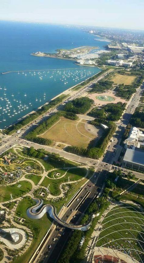 Aerial view of Grant Park and Chicago's shoreline along Lake Michigan. Chicago Sights, Grant Park Chicago, Chicago Itinerary, Walking Bridge, Restaurant China, Vintage Hotel, Chi Town, Millennium Park, Chicago History