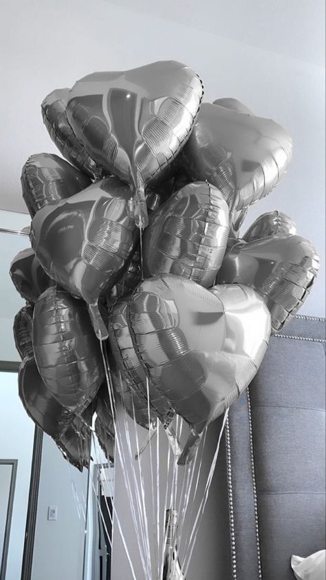 Silver Party Aesthetic, Silver Balloons Decoration, Red Birthday Aesthetic, Silver Birthday Decorations, Estilo Old Money, 14th Birthday Cakes, Birthday Roses, 18th Bday, 28th Birthday