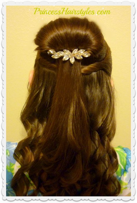 Cute Belle hairstyle tutorial. Half up bun hairstyle from Beauty and the Beast. Belle Hairstyle Tutorial, Retro Updo, Half Up Bun, Hairstyles Drawing, Belle Hairstyle, Hairstyles Aesthetic, Bun Hairstyle, Hairstyle Tutorial, Princess Hairstyles