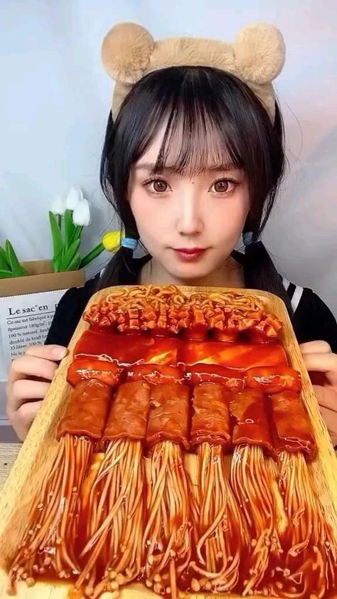 Kotak Bento, Eating Noodles, Korean Noodles, Satisfying Eats, Amazing Food Videos, Spicy Noodles, Food Vids, Food Challenge, Chinese Cooking