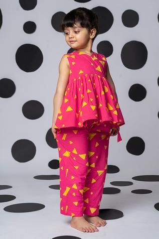 Shop for Love The World Today Pink Printed Kurta And Pant Set For Girls Online at Aza Fashions Kids Kurta Girls Design, Simple Cotton Frocks For Kids, Kids Kurti Girls Design, Pant Kurti, Kids Frocks Design Cotton, Kids Indian Wear, Cotton Frocks For Kids, Love The World, Child Dress